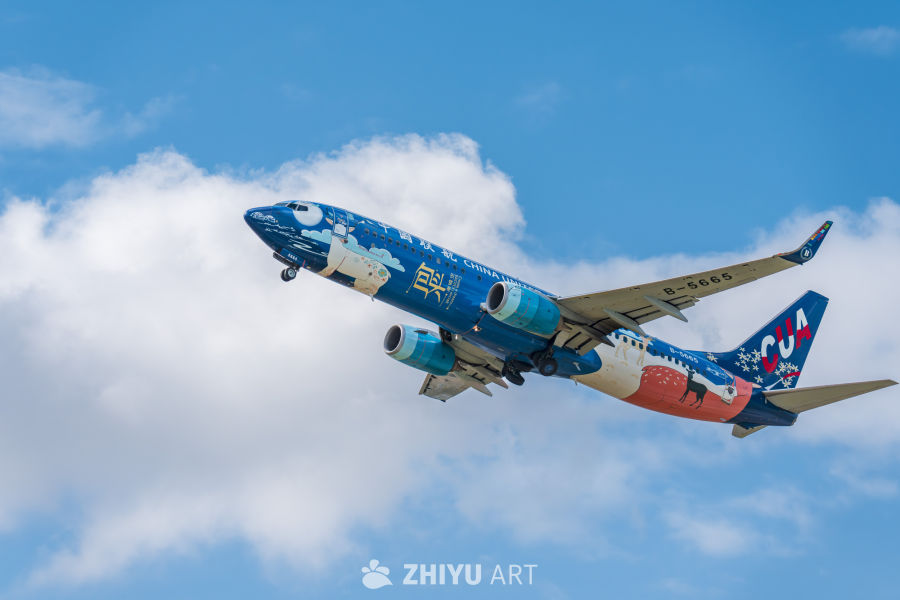 中国联合航空节日彩绘飞机翱翔蓝天