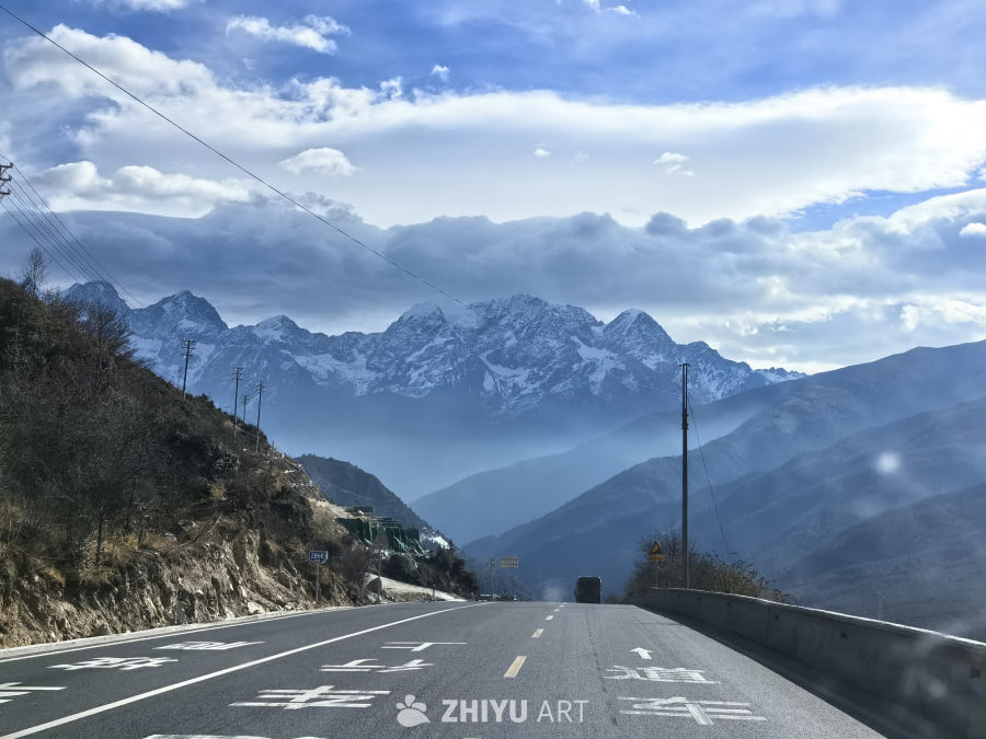 雪山下的公路