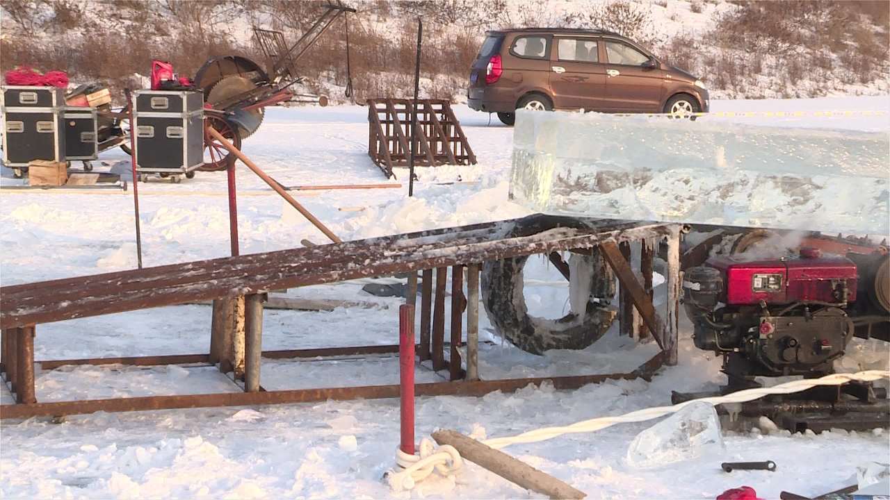 湖面采冰