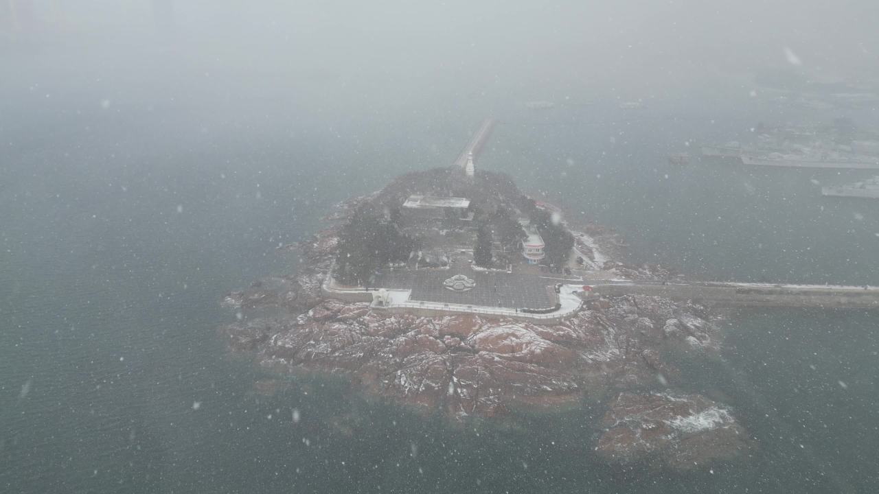 青岛市南海边老城区小青岛公园冬天雪景航拍 32