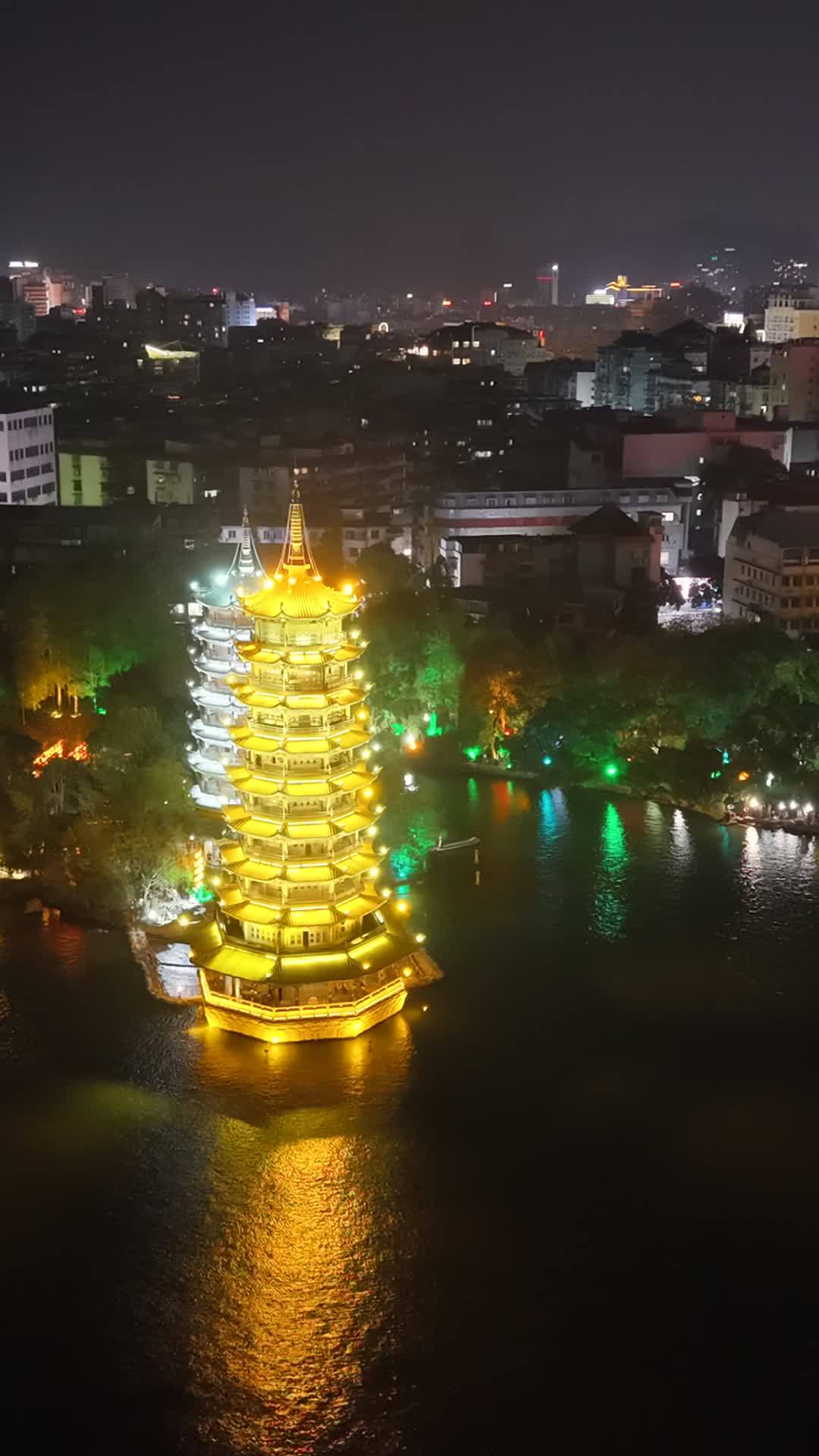 夜色中的双塔倒影