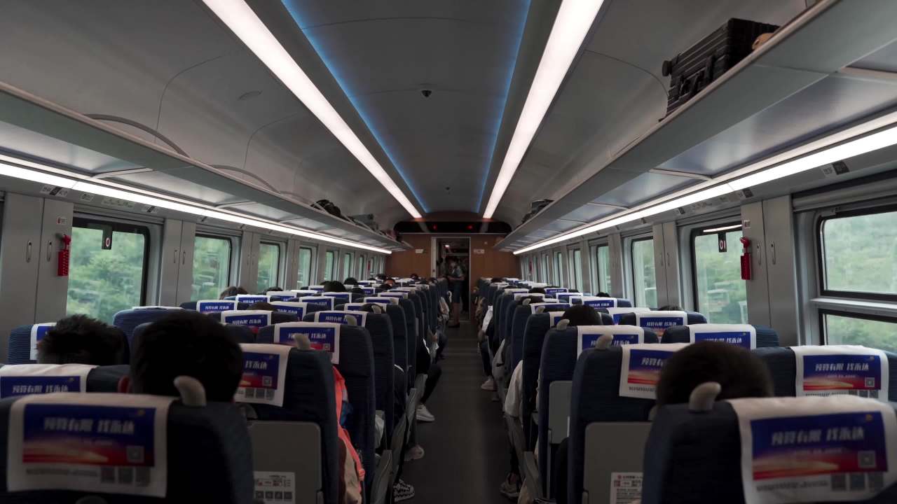 火车车厢内的宁静旅程
