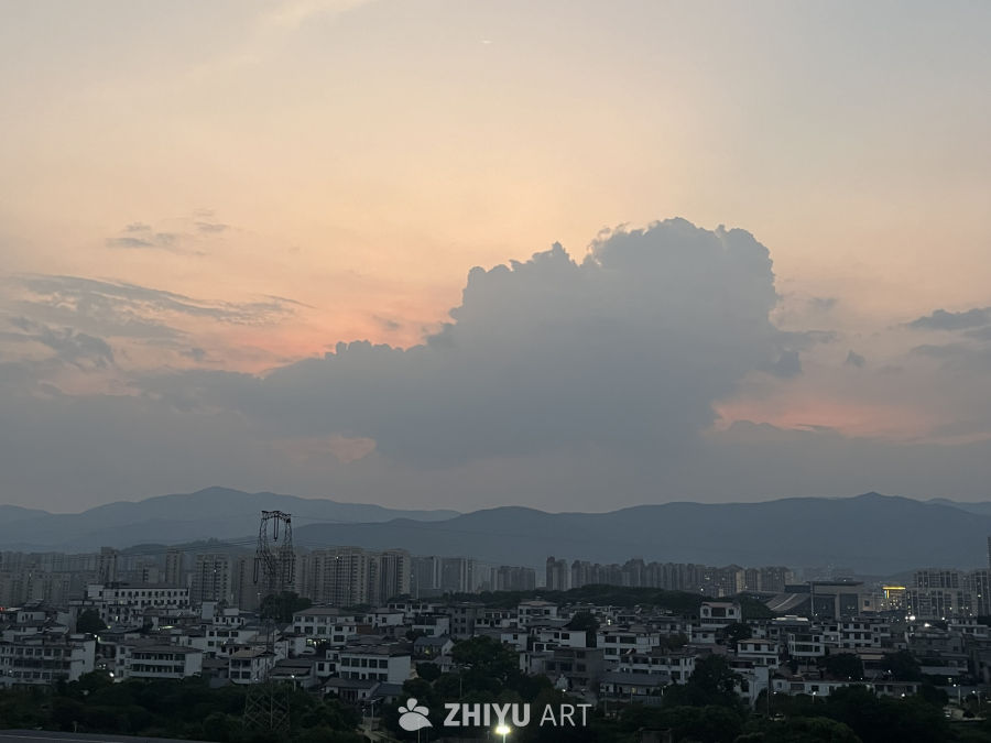 黄昏时分的城市剪影