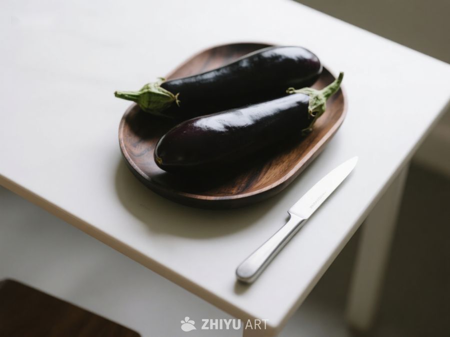 木盘上的两根茄子与刀具 192