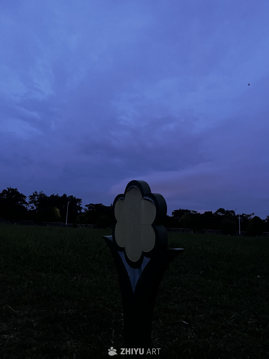 黄昏墓地的宁静