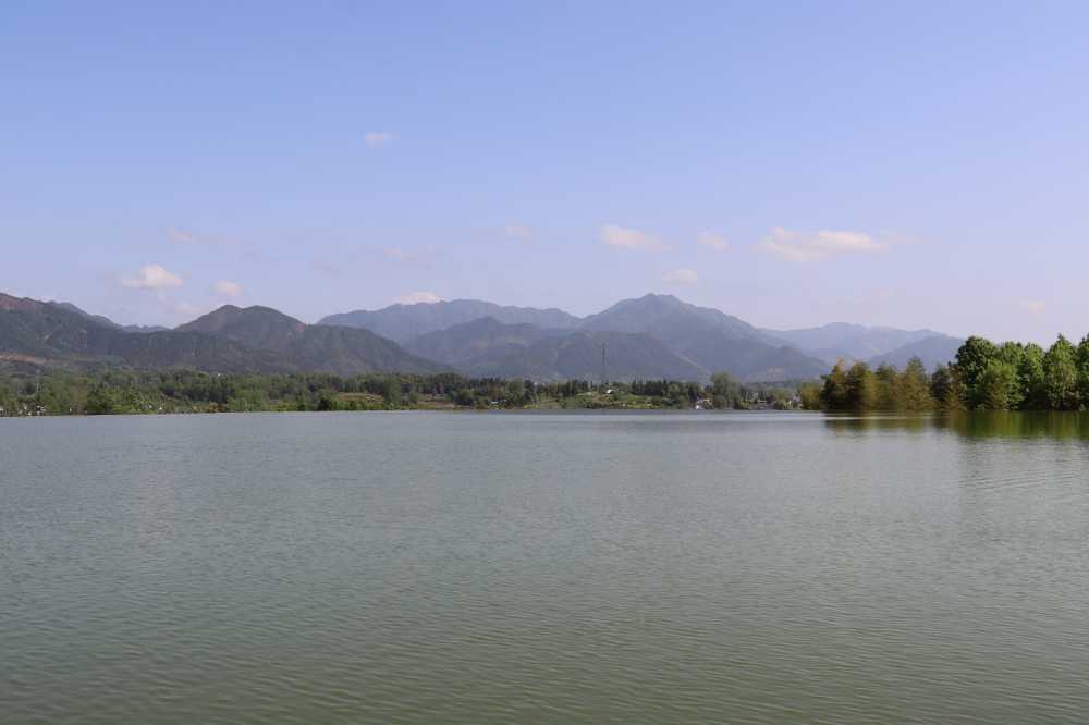 天气晴朗，绿水青山