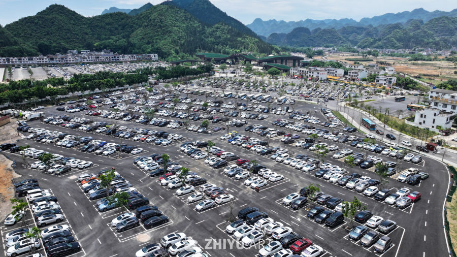 航拍停车场 2