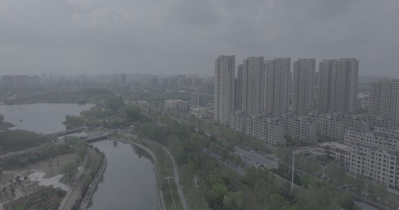 城市河畔的阴天