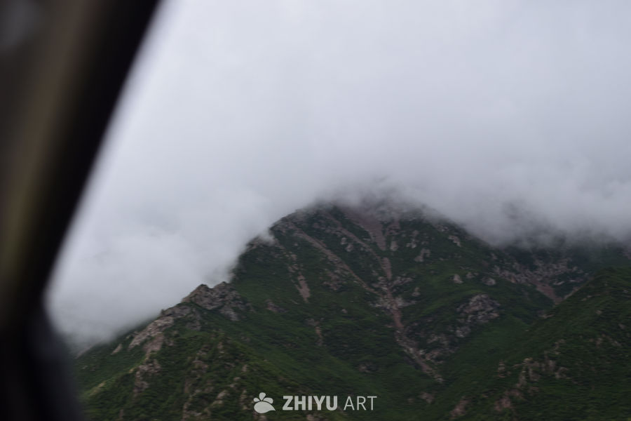 云海中的山峰
