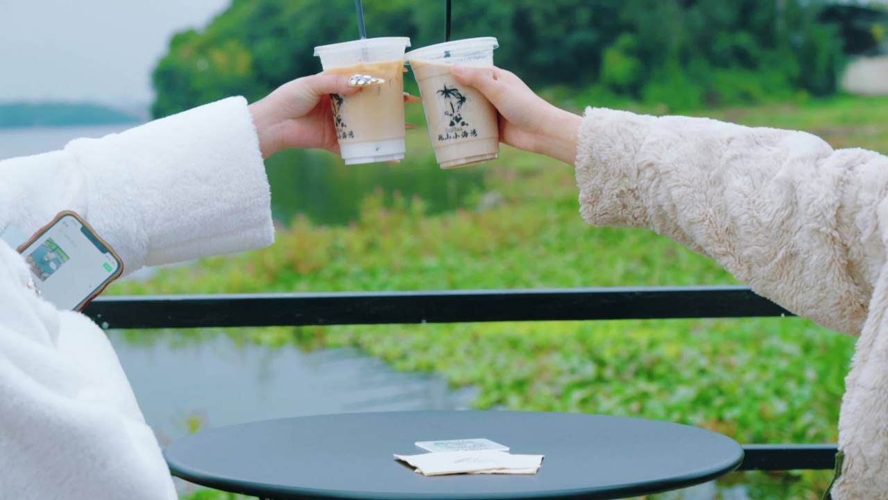 闺蜜奶茶碰杯时刻