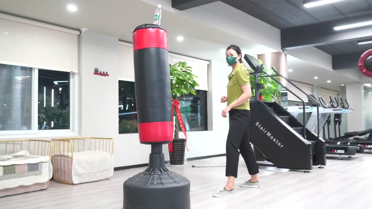 健身房内女子练习拳击
