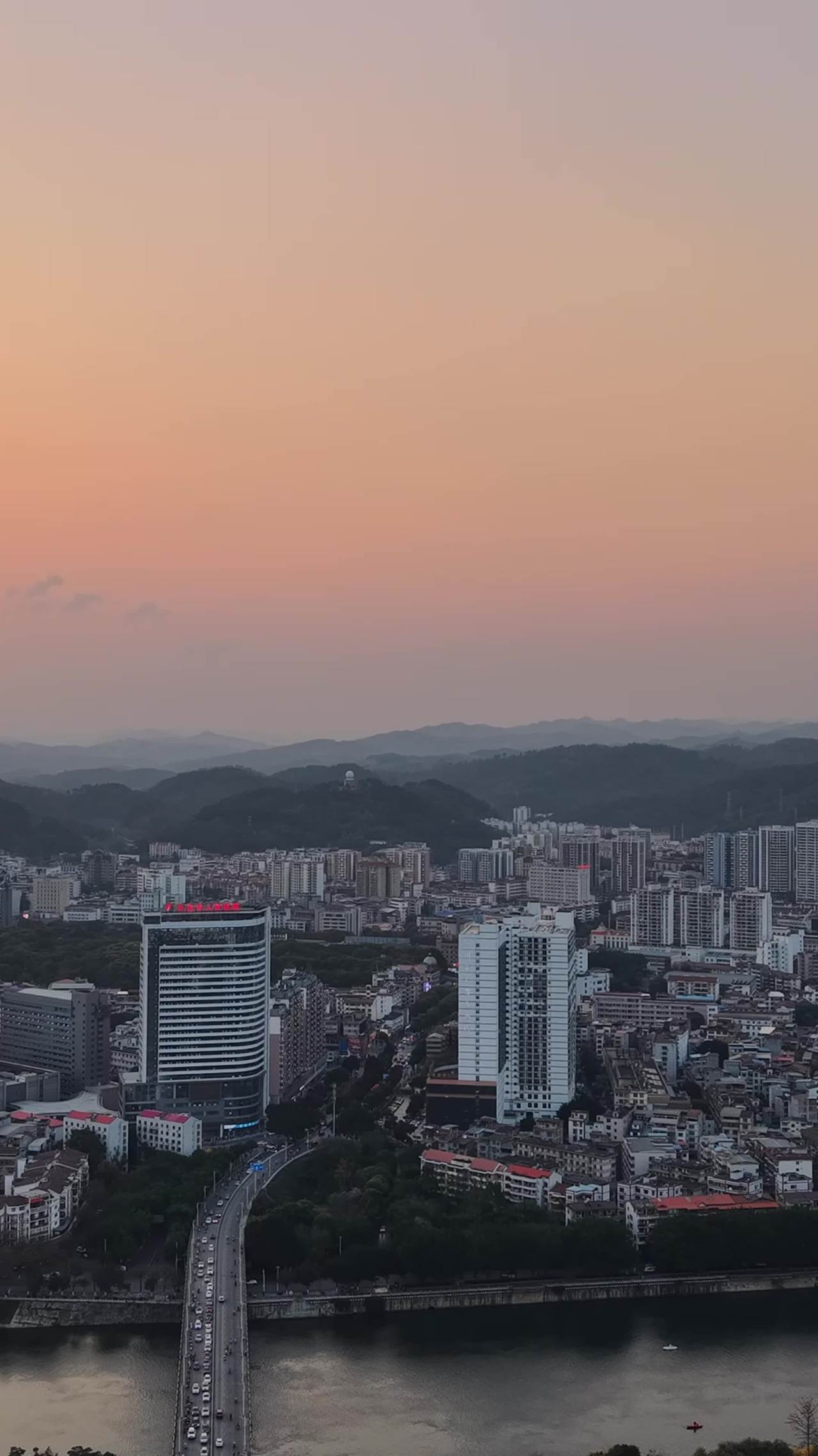 城市日落与山丘