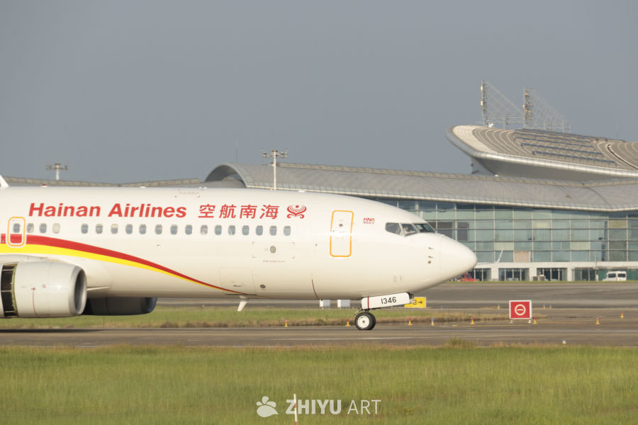 海南航空飞机在机场跑道
