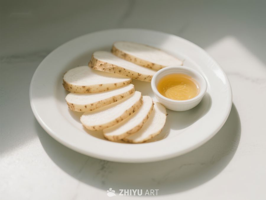 白盘盛放切片山药配酱料 8