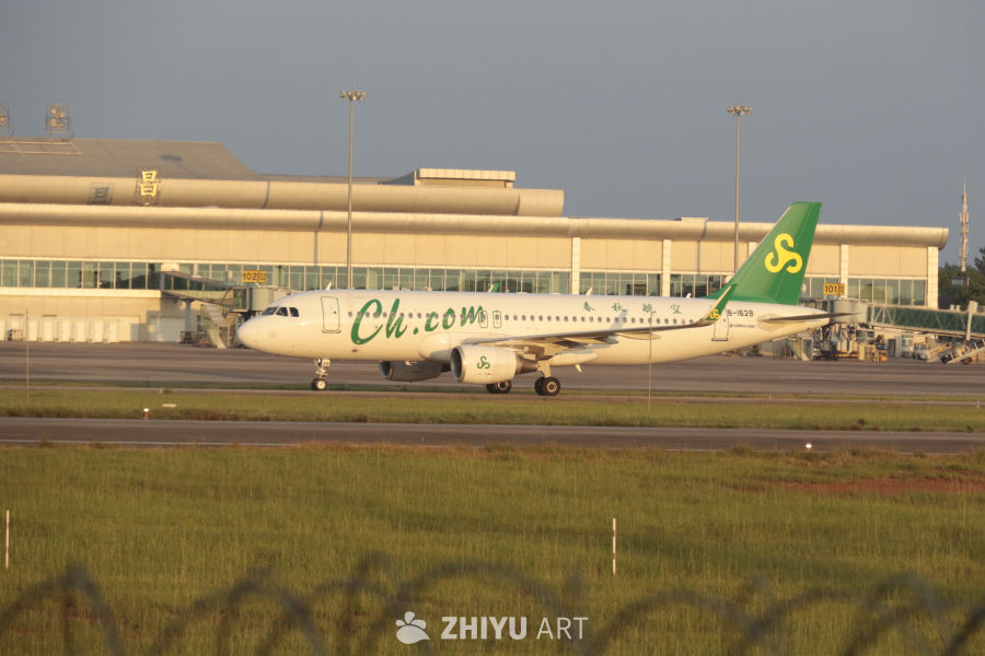 夕阳下的春秋航空飞机