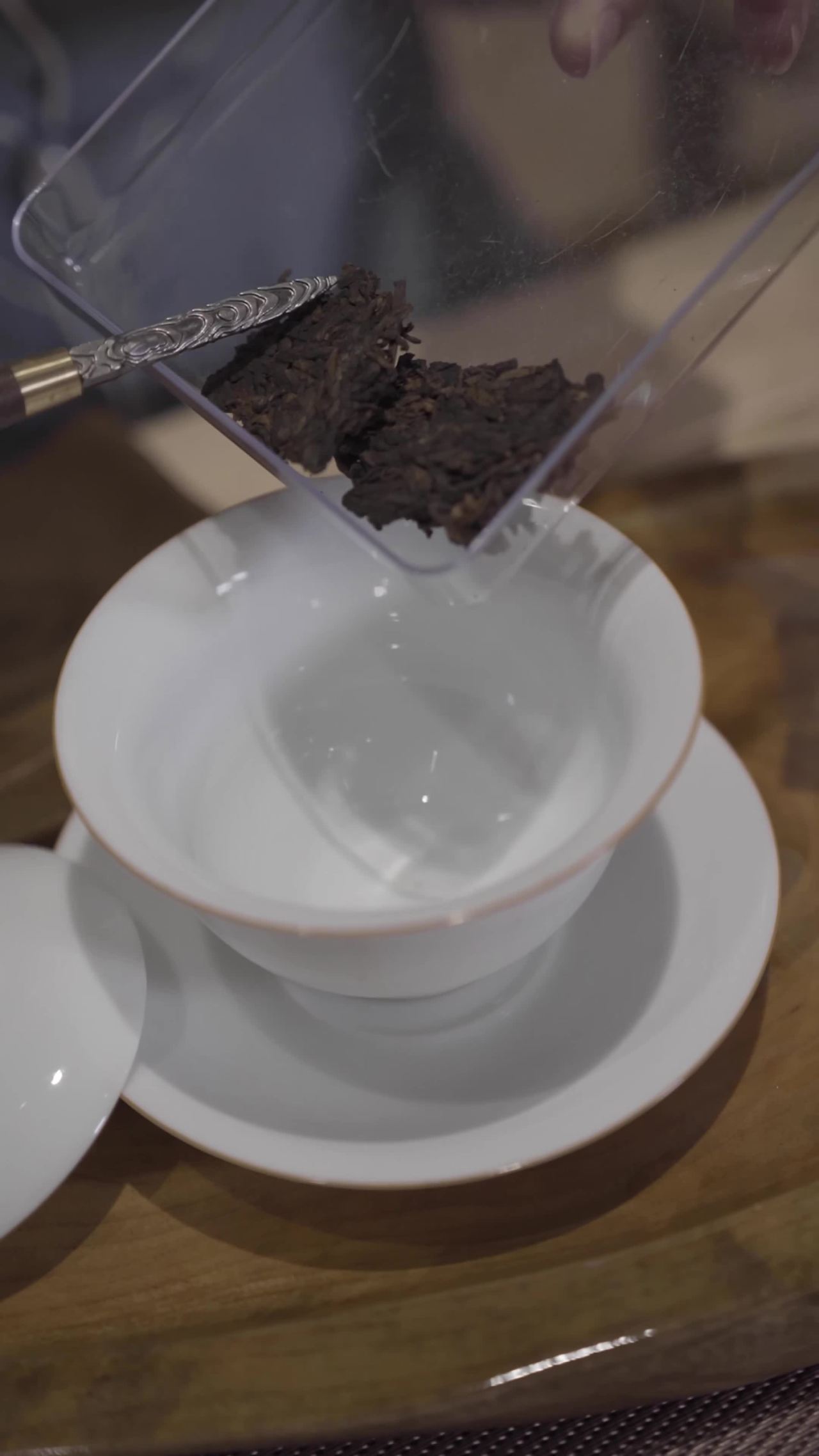 茶艺展示：茶叶入碗
