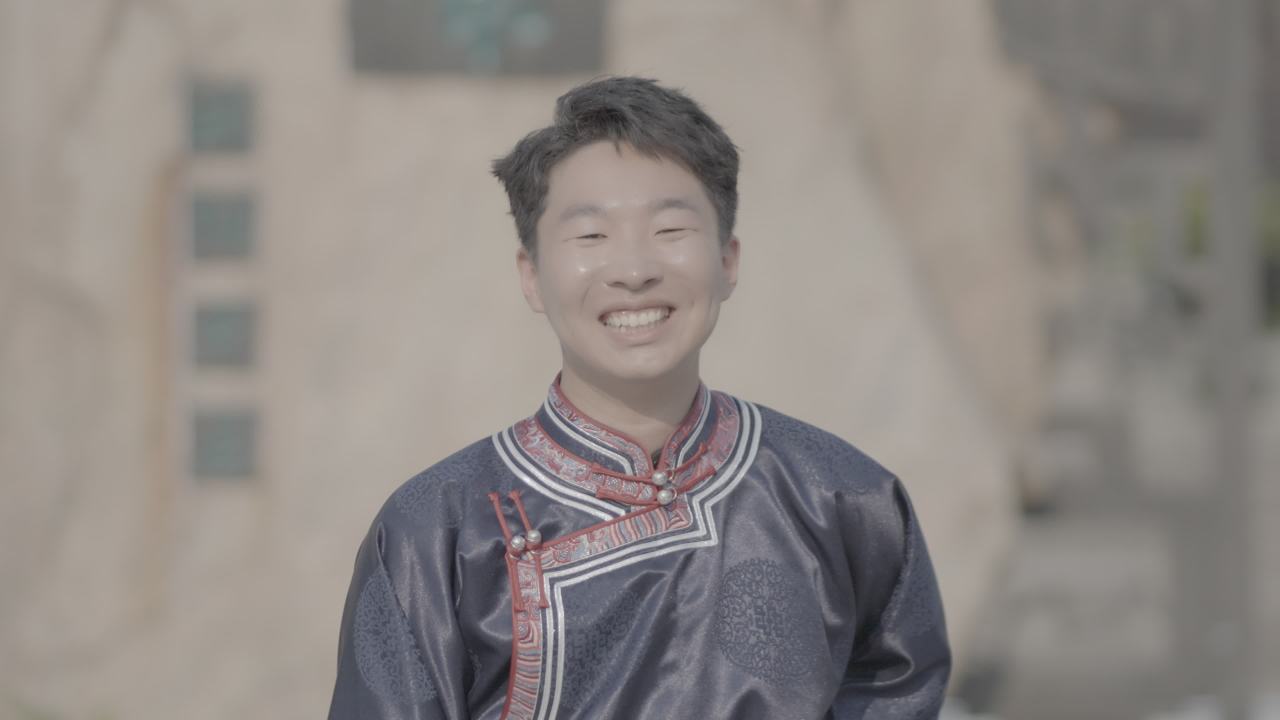 笑颜绽放的年轻男子