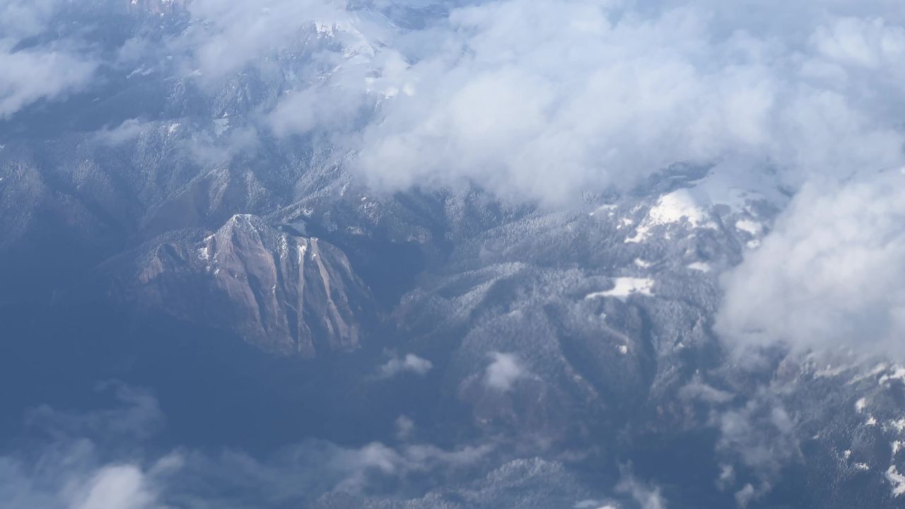 飞机拍摄雪山山脉