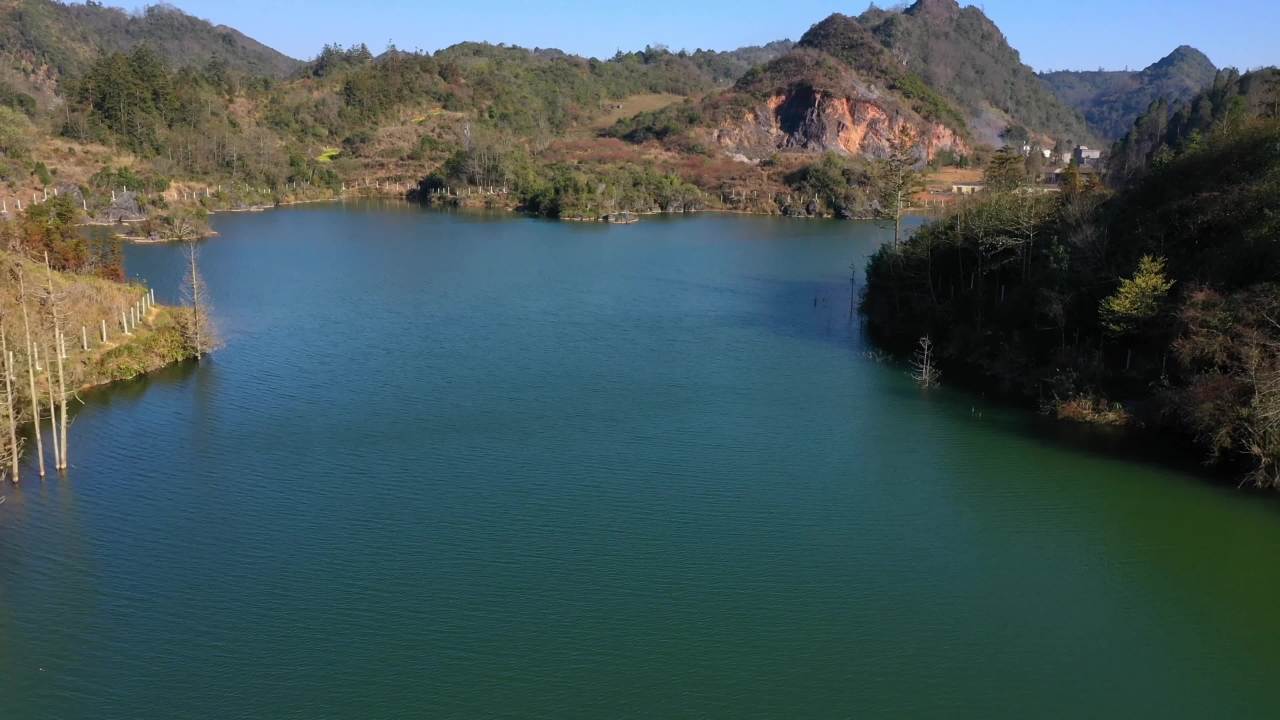 湖畔静谧山水图