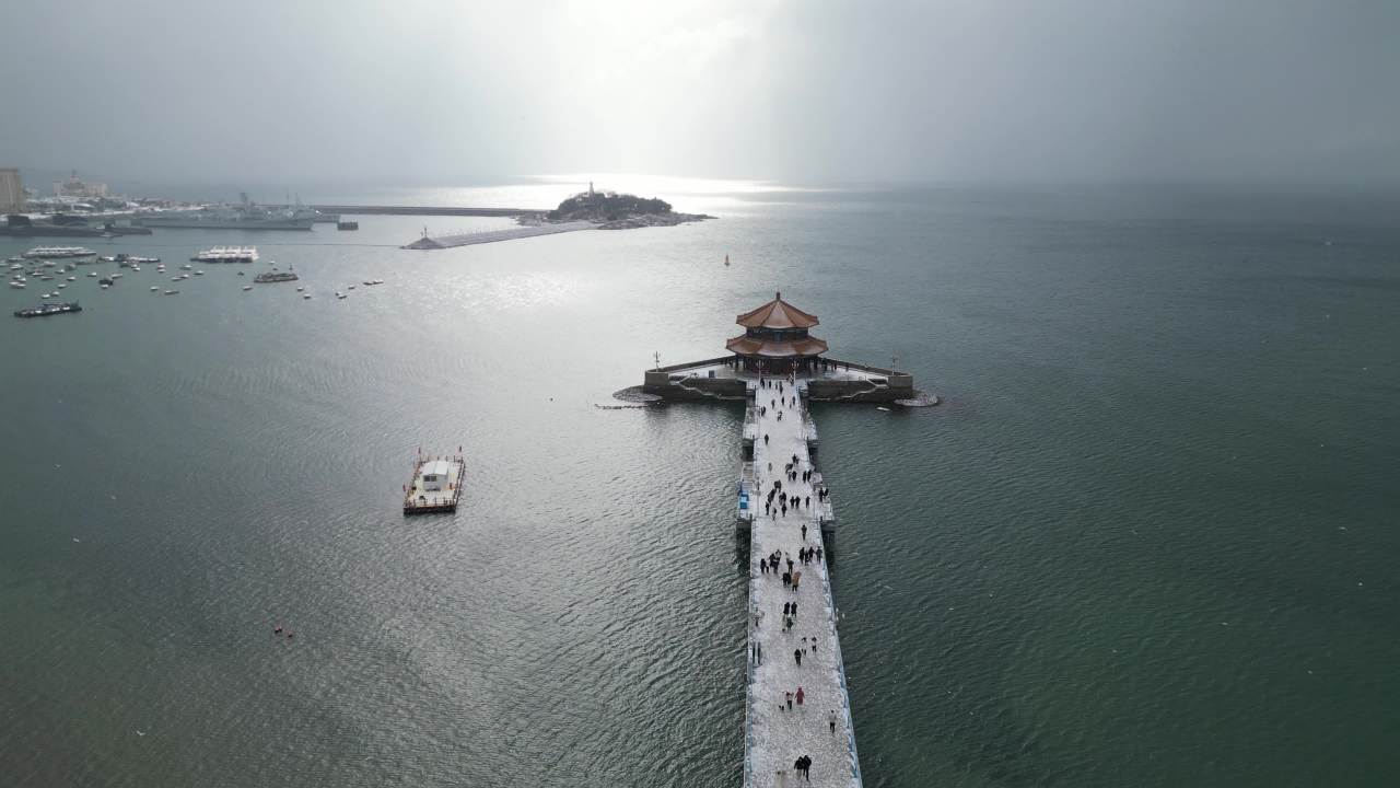 青岛市南老城区栈桥海边雪景航拍 11