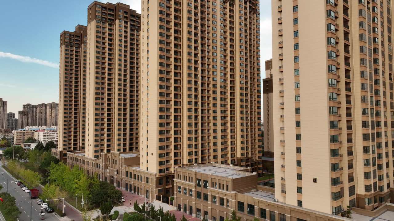 城市全景与繁忙街道