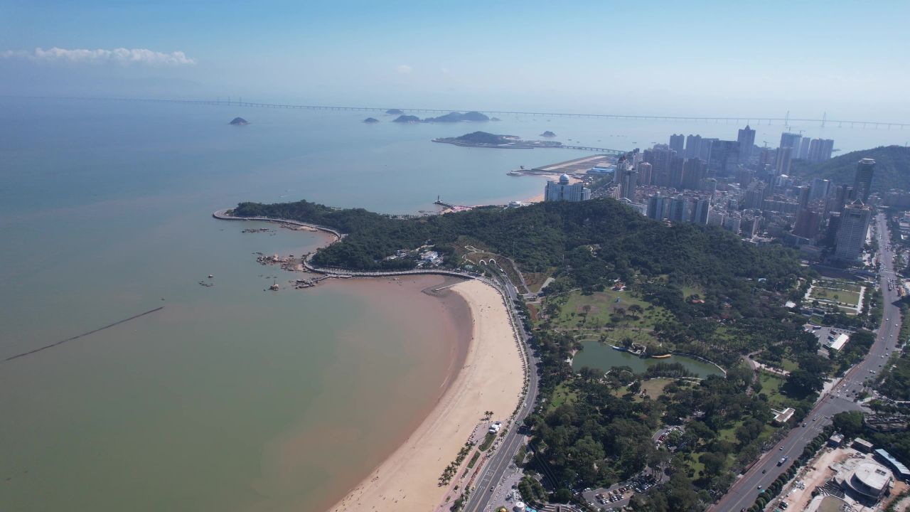 广东珠海情侣公里海边沙滩大海