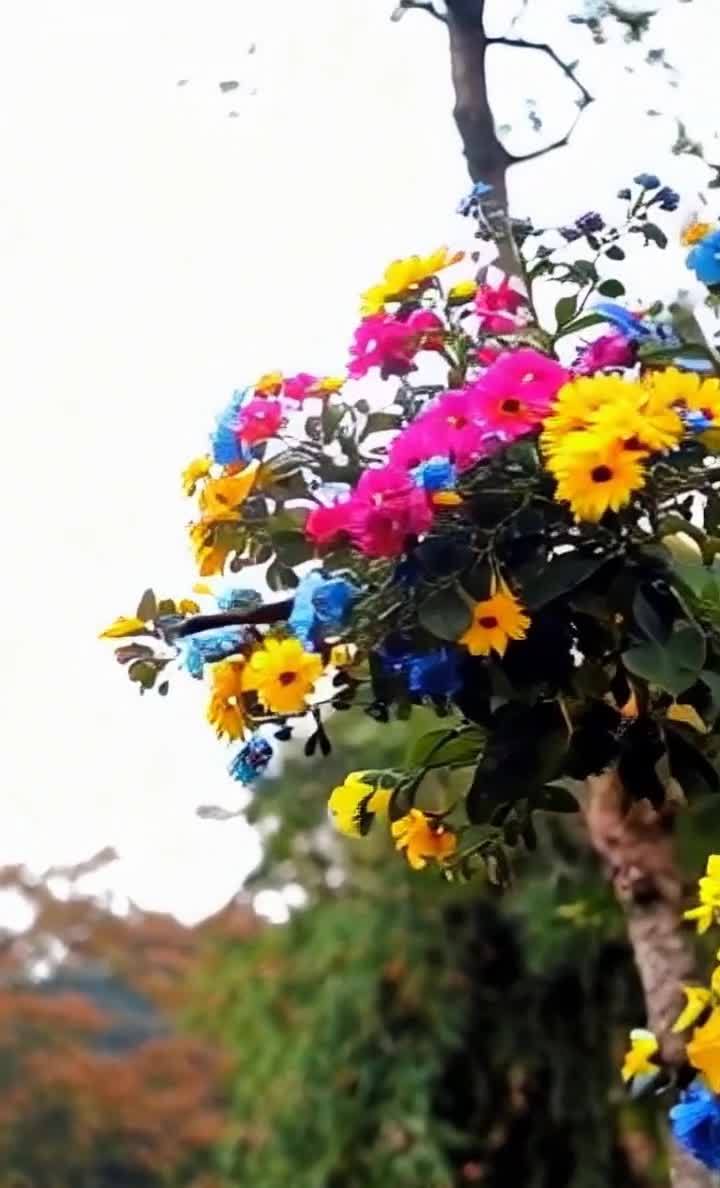 蓝色的鸟栖息在多彩鲜花枝头，清新唯美。