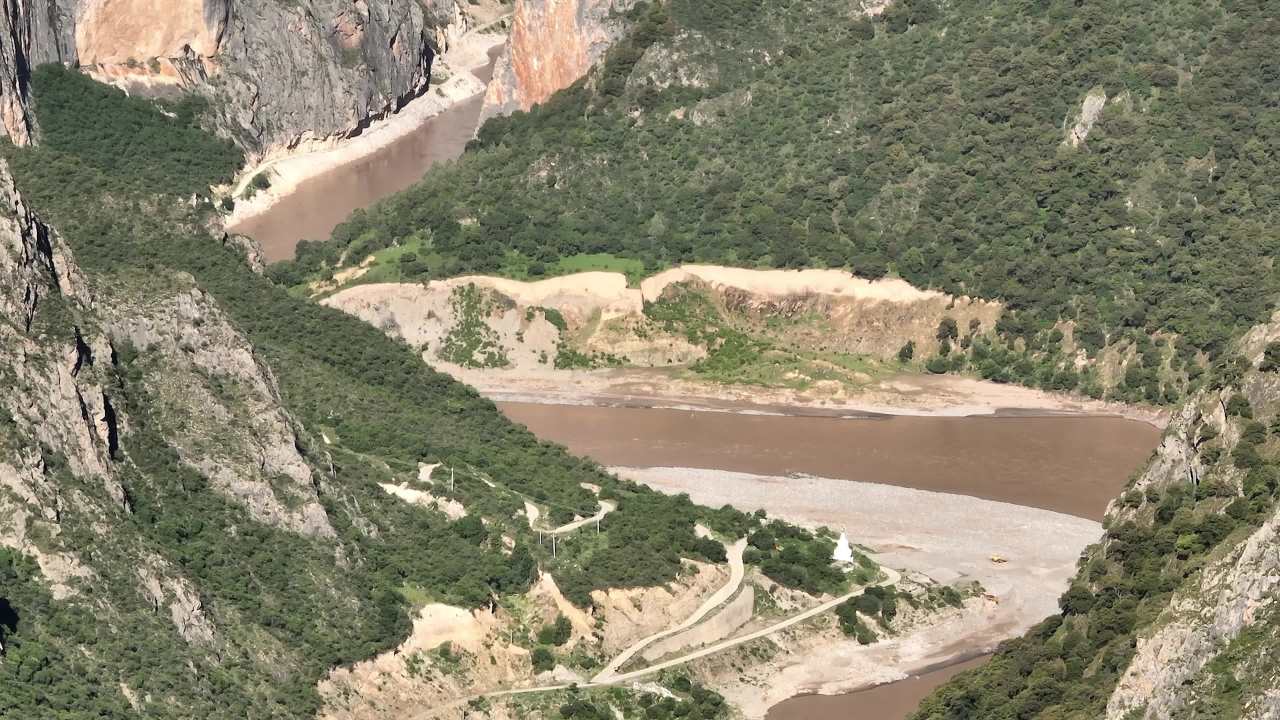 壮丽高山峡谷与蜿蜒河流全景