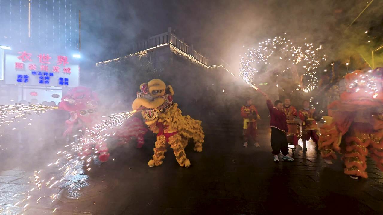 4k老街区舞龙舞狮 春节元宵龙狮年味