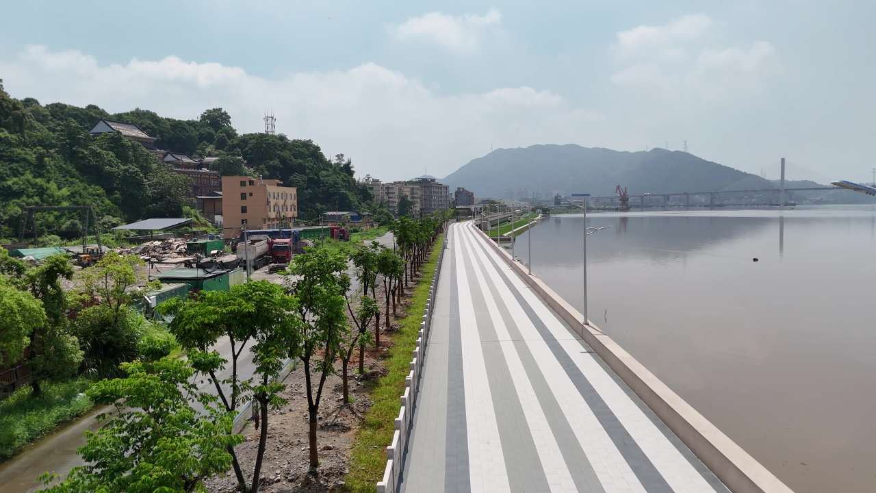 河畔风光与城市景观