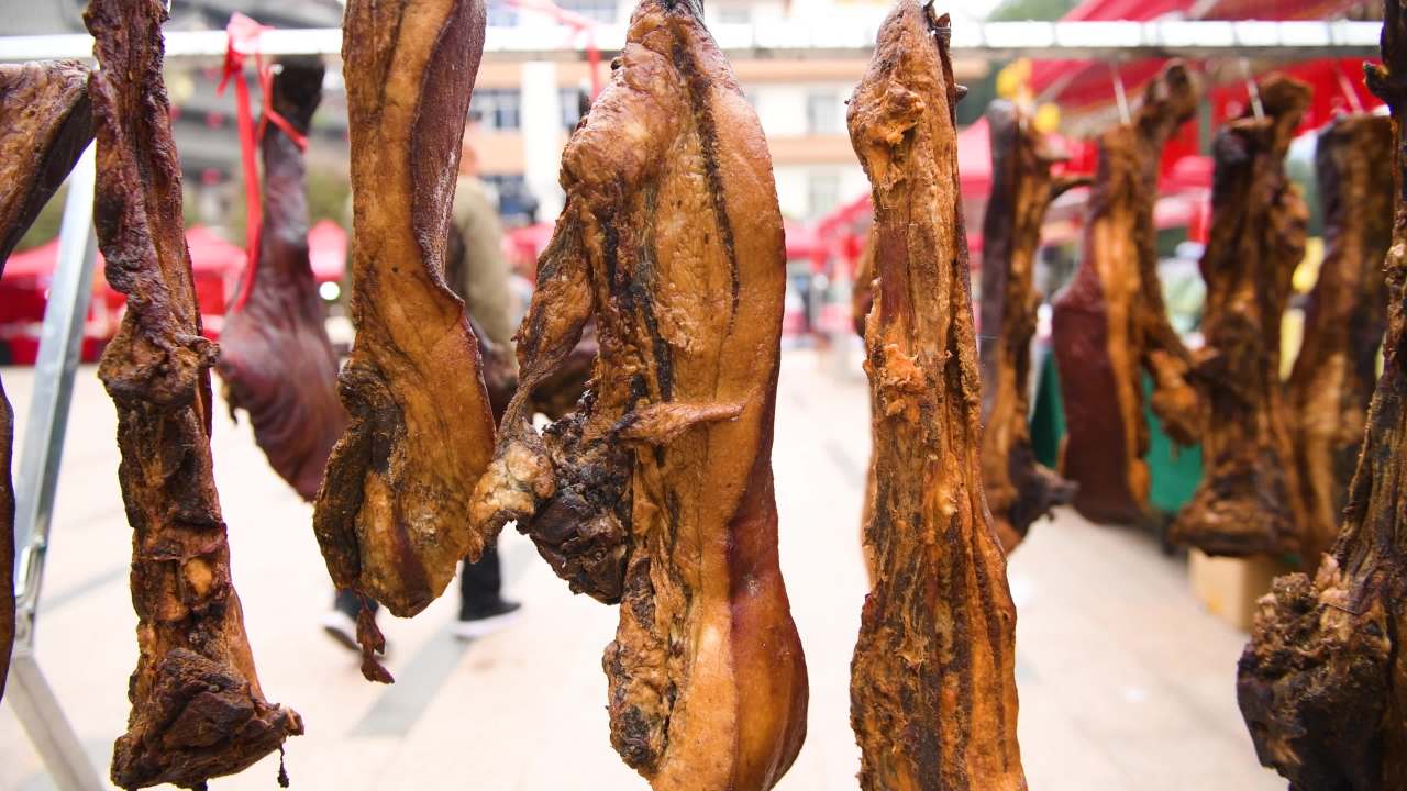 腊肉特写悬挂腊肉 年货市场腊肉 牛干巴