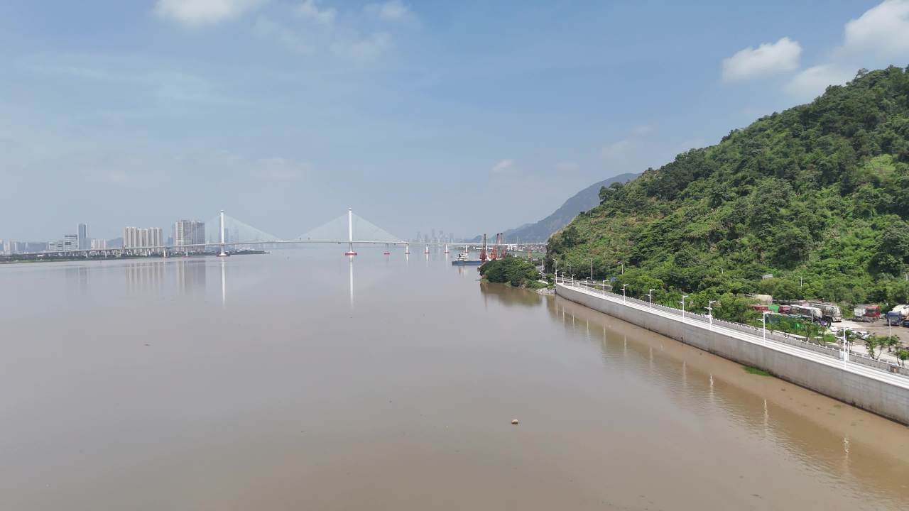 江边的宁静与繁华