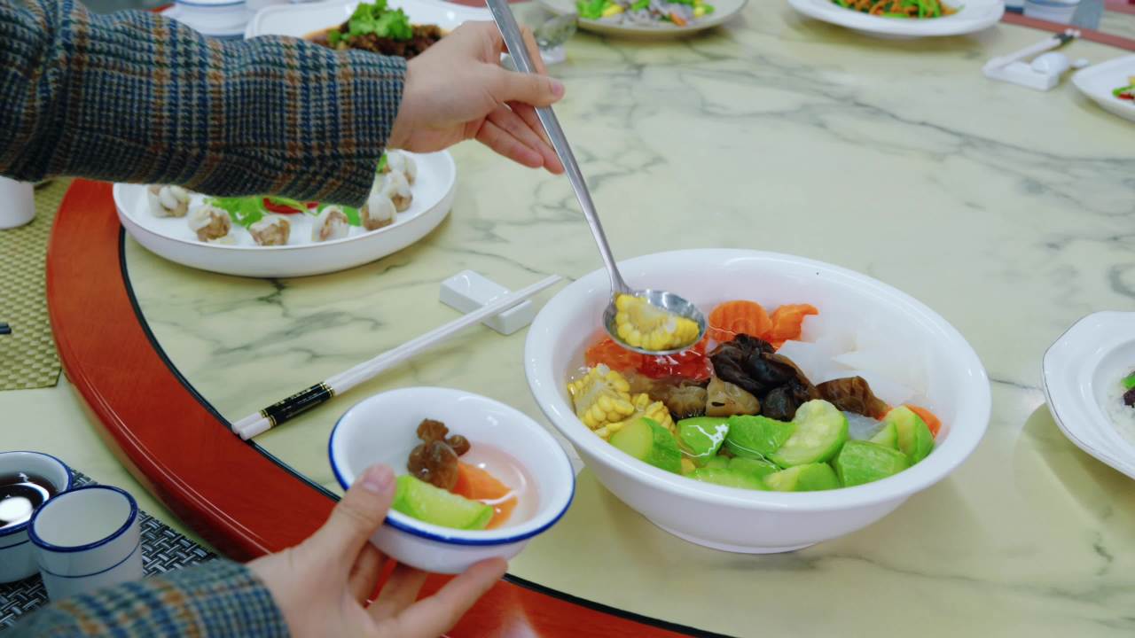 餐厅用餐：分菜瞬间