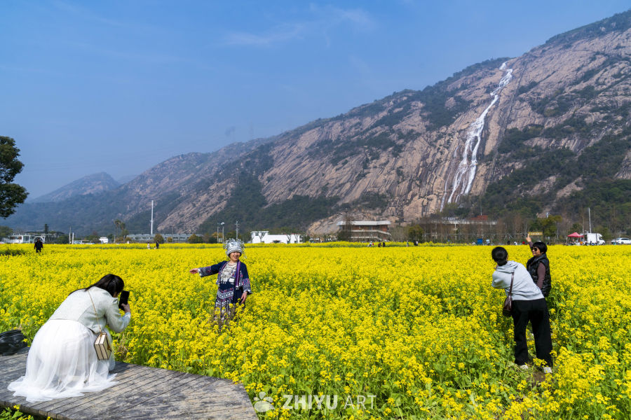 油菜花海中的山间漫步