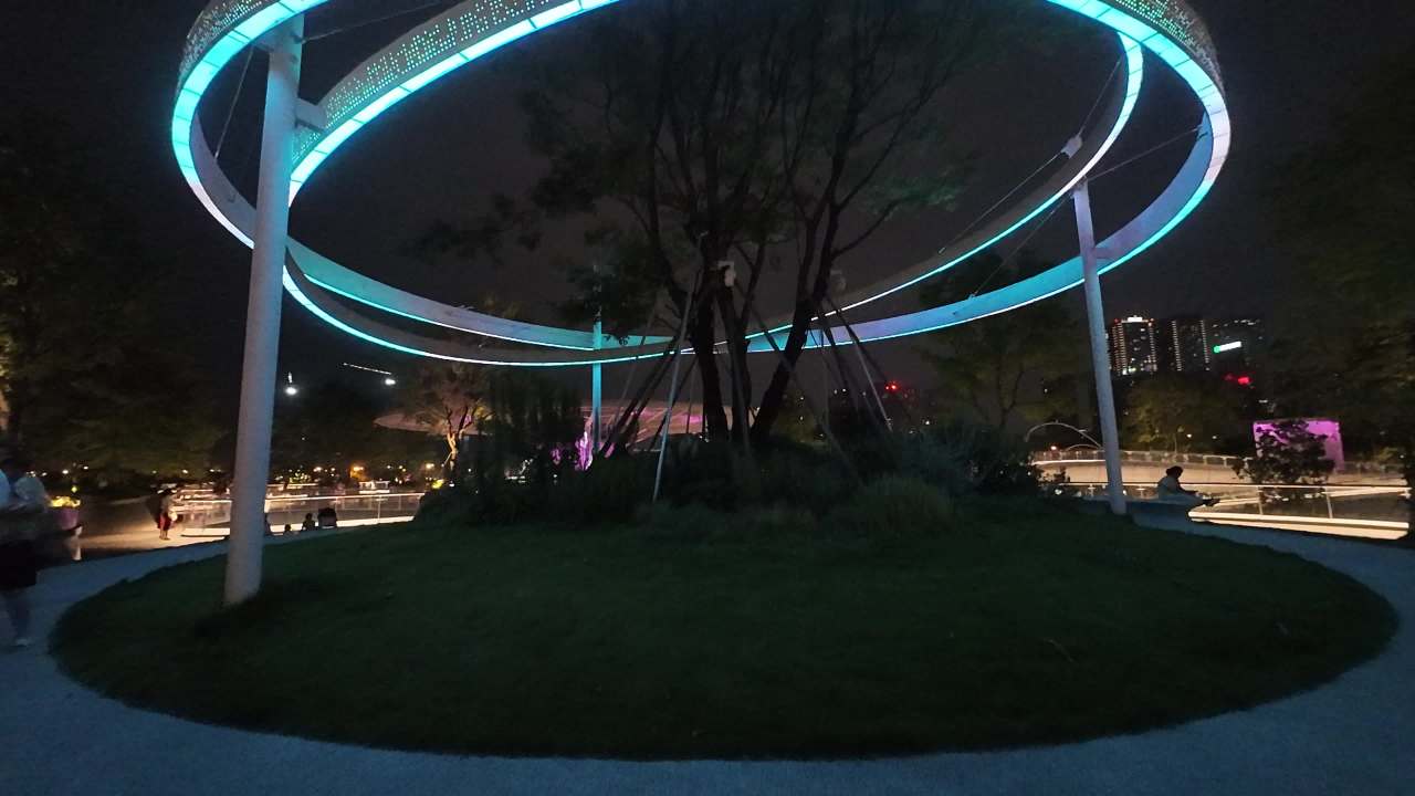 夜幕下的环形灯饰公园
