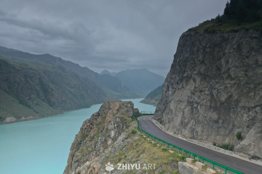 悬崖边的湖畔公路