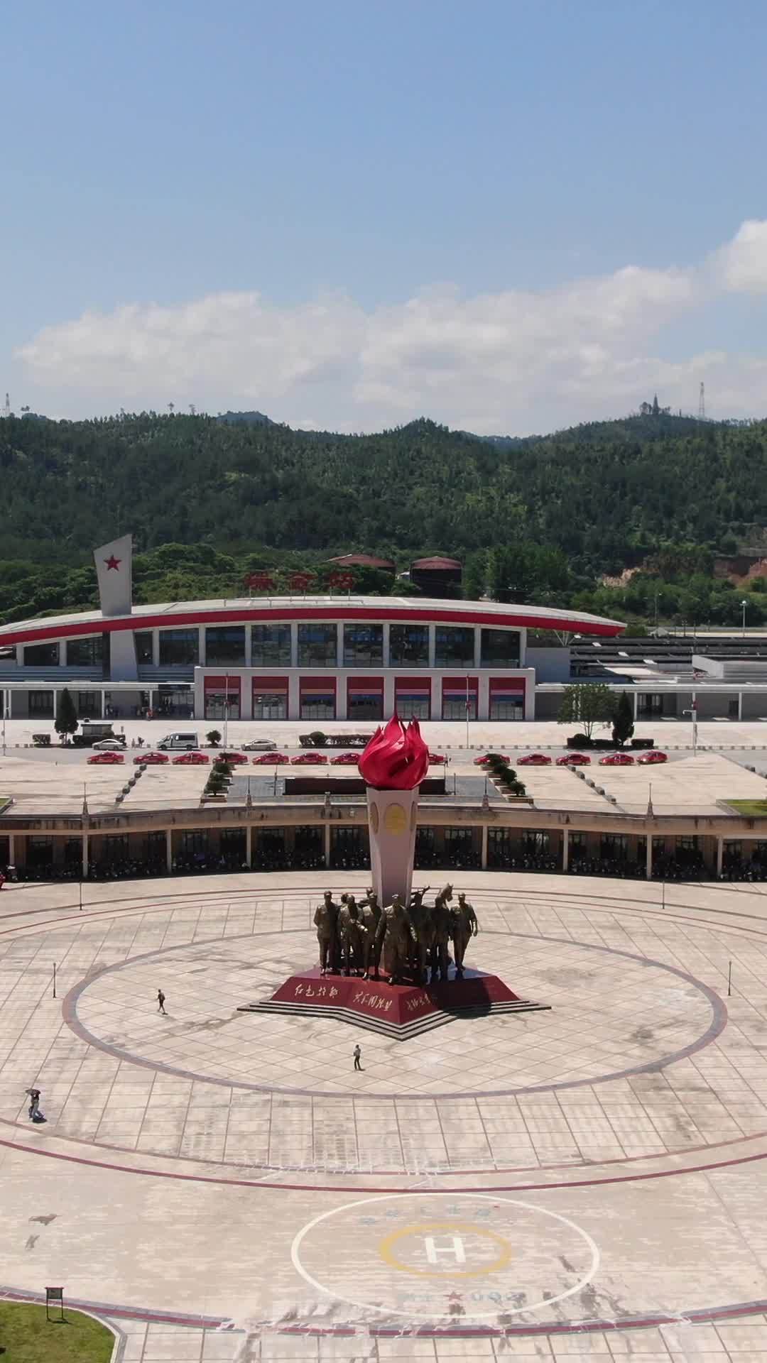广场上的红色雕塑与建筑