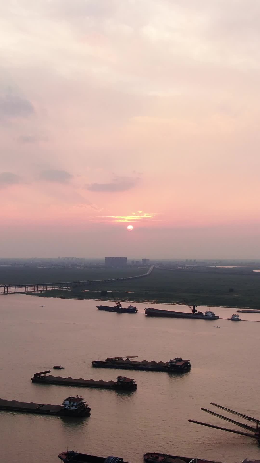 日落下的河流货运