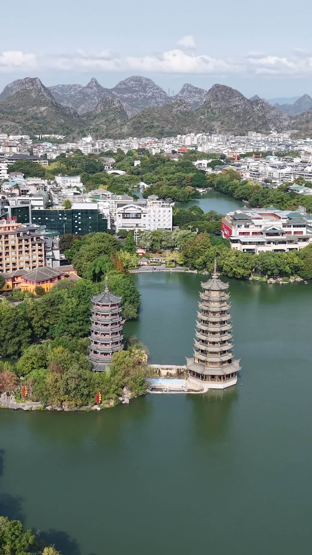 双塔湖畔的城市风光