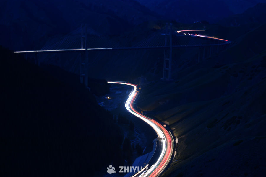 夜幕下的山间公路