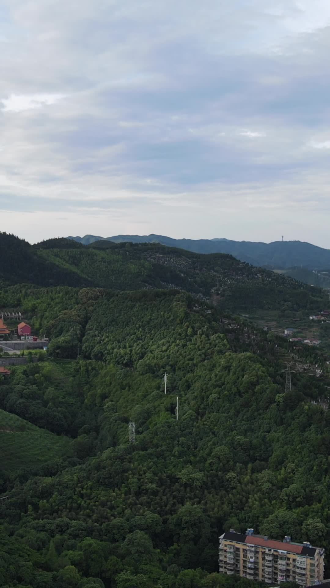 山间绿意与城市交响