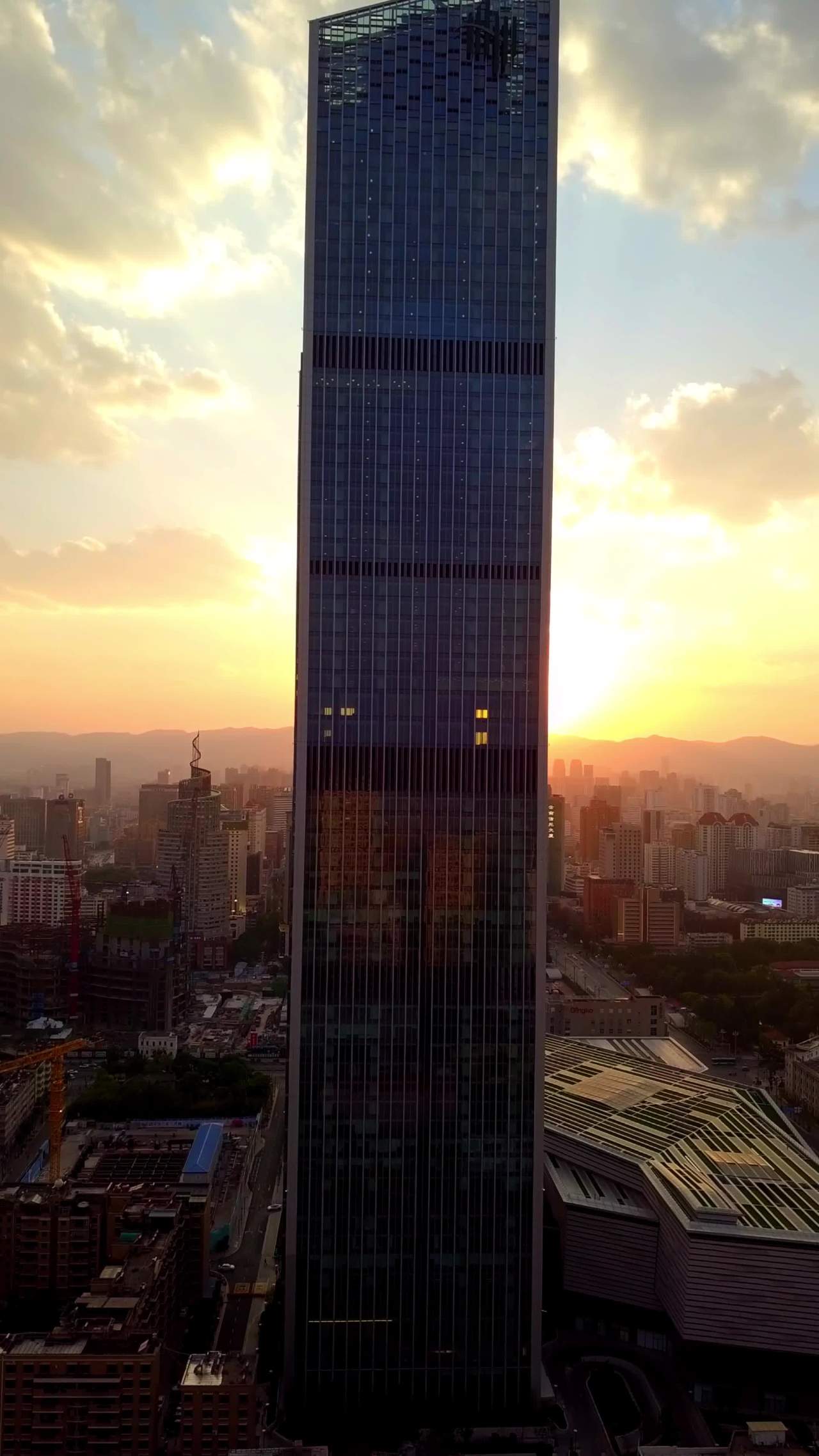 日落下的摩天大楼