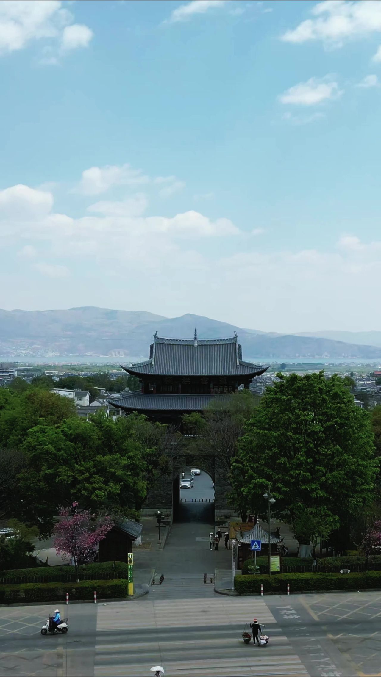 云南大理古镇著名旅游景区竖屏航拍 