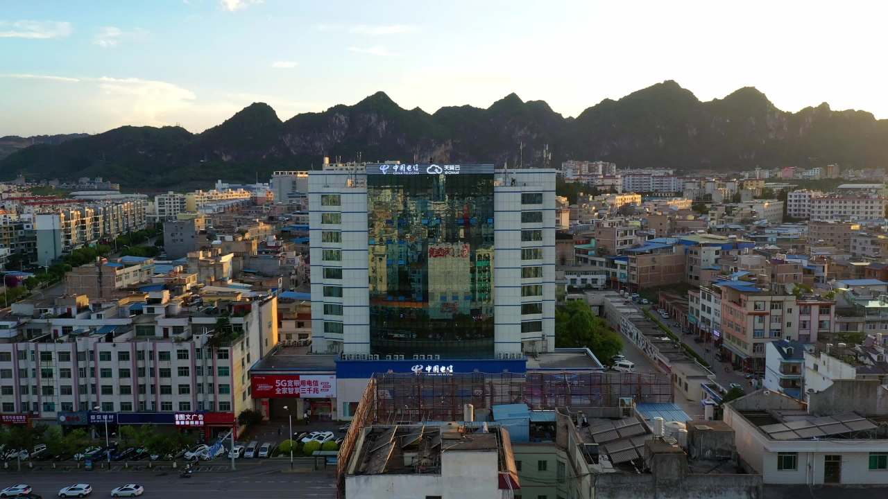 城市日落下的现代建筑群