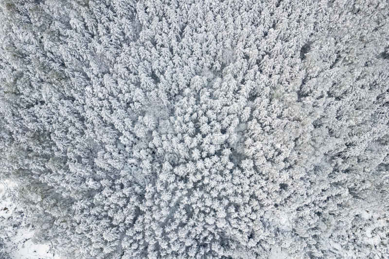 冬天丘陵山川农田美丽乡村雪景航拍图