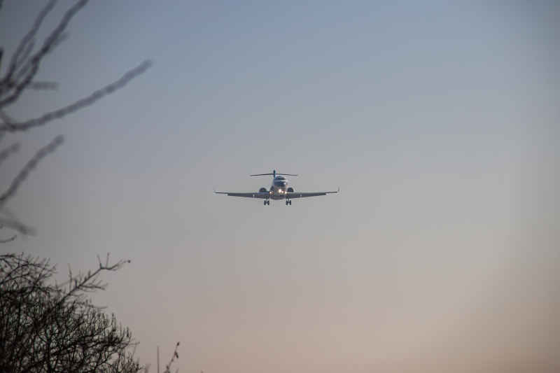 中国南方航空国产ARJ21-700(B-652M)飞机降落洛阳北郊机场 1