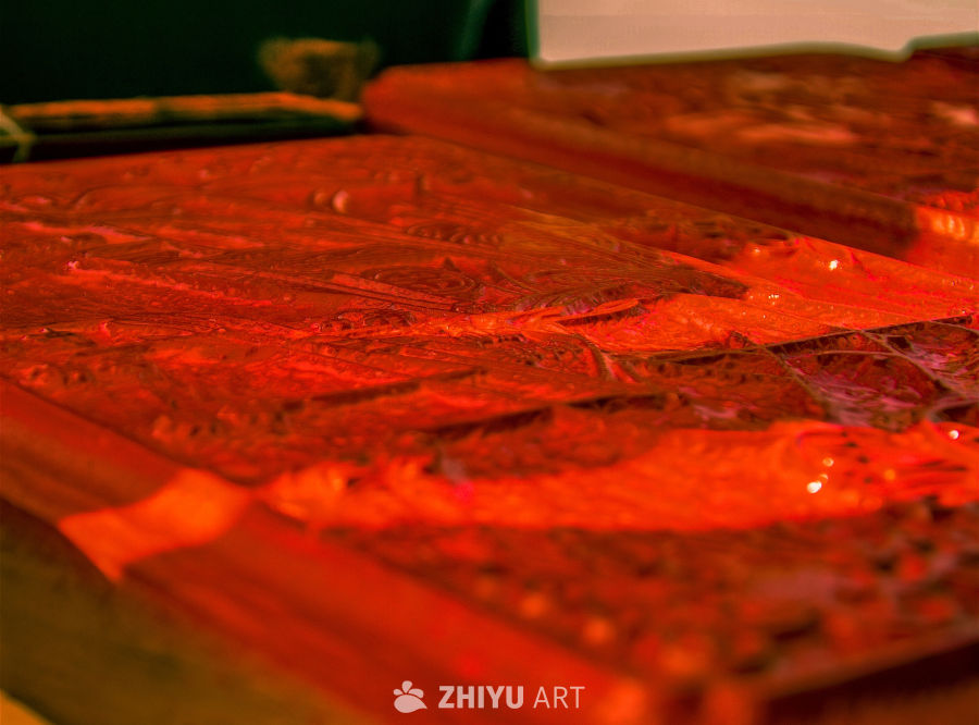 红色纹理雕刻特写