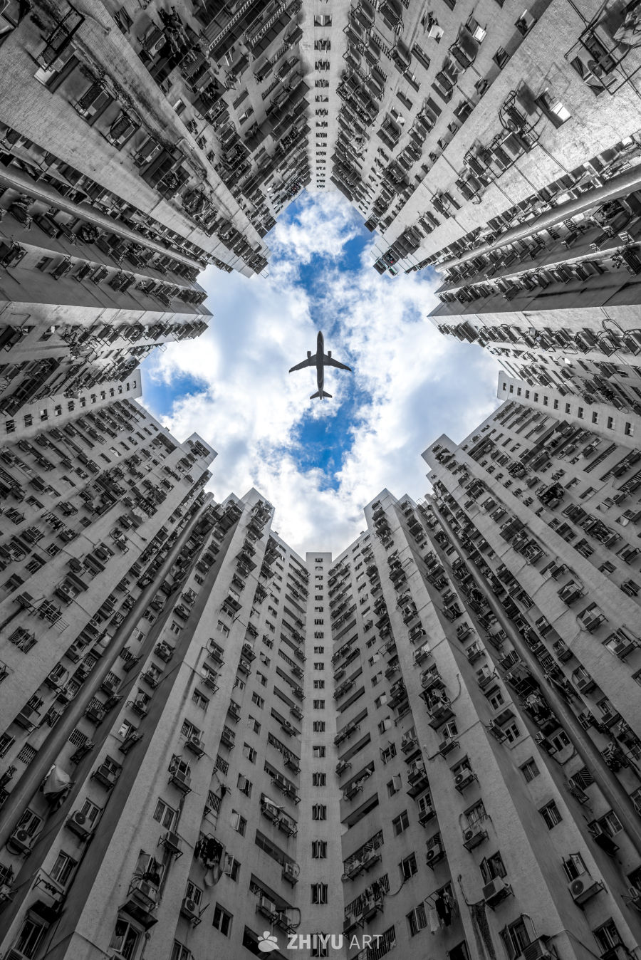 高楼林立中的飞行轨迹