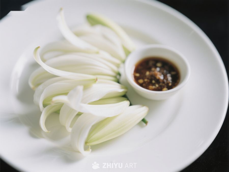 新鲜百合搭配酱料，简约美食呈现 399