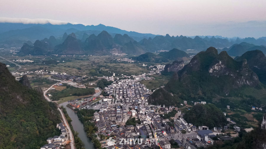 喀斯特小镇黄昏景色